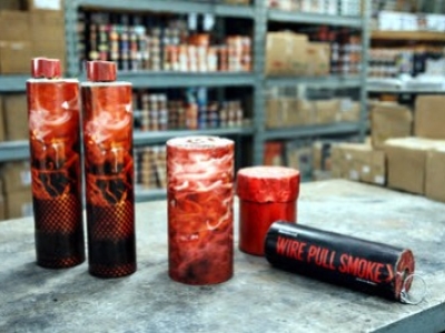 Comment choisir un fumigène rouge à main : le guide pour réussir l’effet