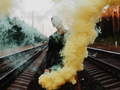 Fumigène danger : risques, loi et conseils sécurité